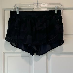 Lululemon Size 8 hotty hot shorts 2.5” low rise | Dark camo
